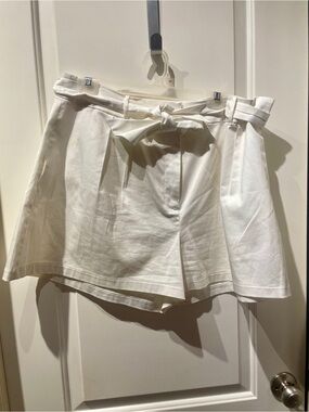 BOLD elements White Waistband Shorts